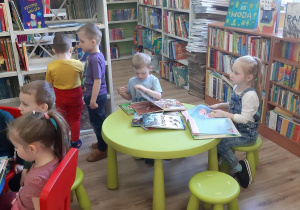 Dzieci podczas przeglądania książek.